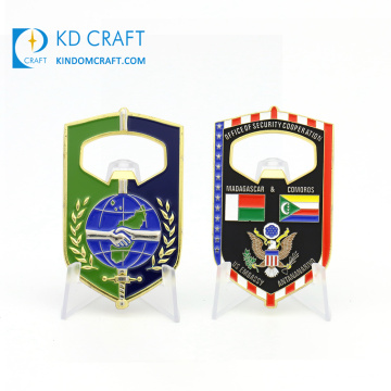 Moneda personalizada del abrebotellas del esmalte de la amistad de la bandera del país del logotipo en relieve de la aleación del zinc del metal del fabricante de China